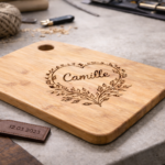 Objets personnalisés. Planche à découper gravée avec un prénom. Porte-clefs en cuir gravé d'une date