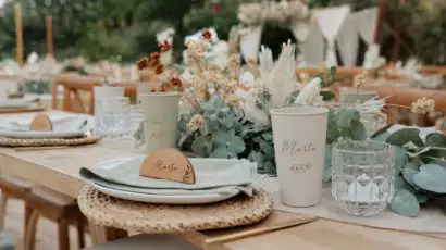 Table de mariage dressée avec gobelets et marque-places personnalisés gravés – Trevia Lab