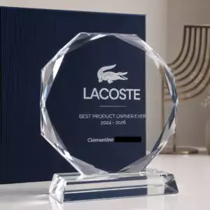 Troph&eacute;e en verre grav&eacute; personnalis&eacute; par Trevia Lab