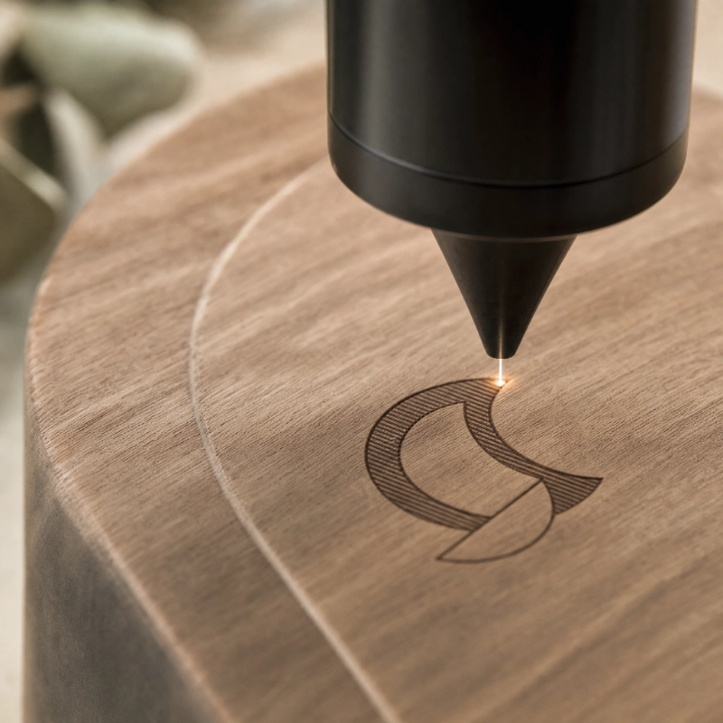 Gravure laser d'un logo sur un objet en bois – Trevia Lab