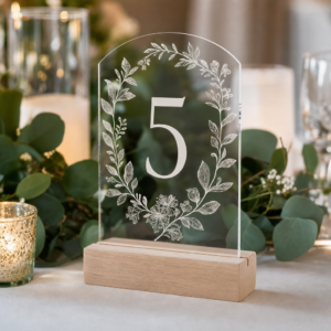 Numéro de table de mariage en acrylique transparent gravé, motif floral – Trevia Lab