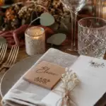 Décoration de table de mariage sur-mesure : marque-places, menus et signalétique