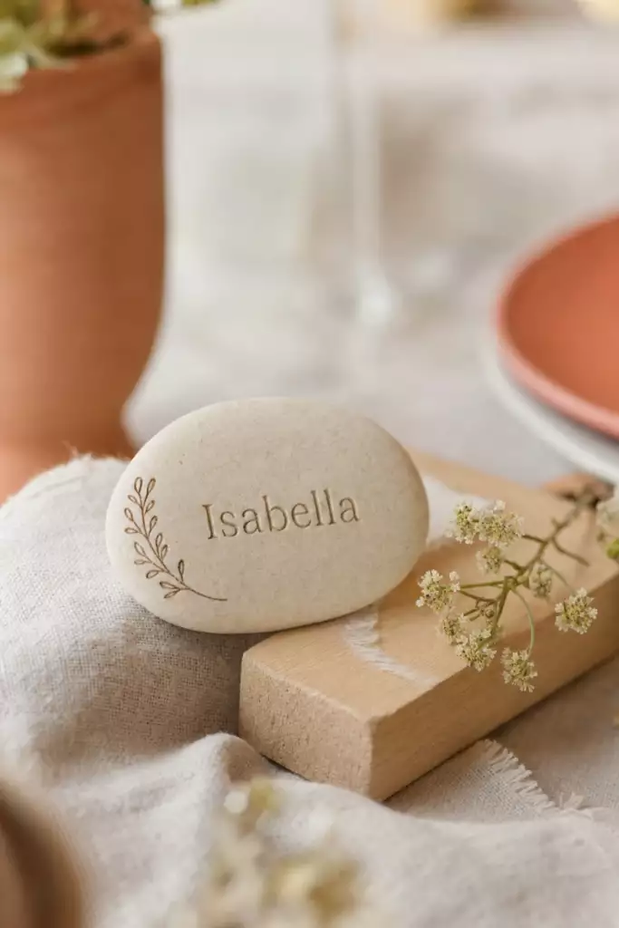 Marque-place de mariage gravé au nom d'un invité – Trevia La