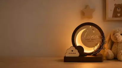 Veilleuse personnalisée Luna allumée dans une chambre d'enfant, à côté d'un lapin en peluche