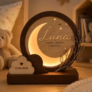 Veilleuse personnalisée Luna allumée dans une chambre d'enfant, à côté d'un ours en peluche