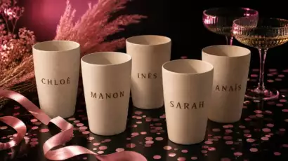 Gobelets réutilisables gravés chacun au prénom d'une participante d'EVJF, sur une table de fête