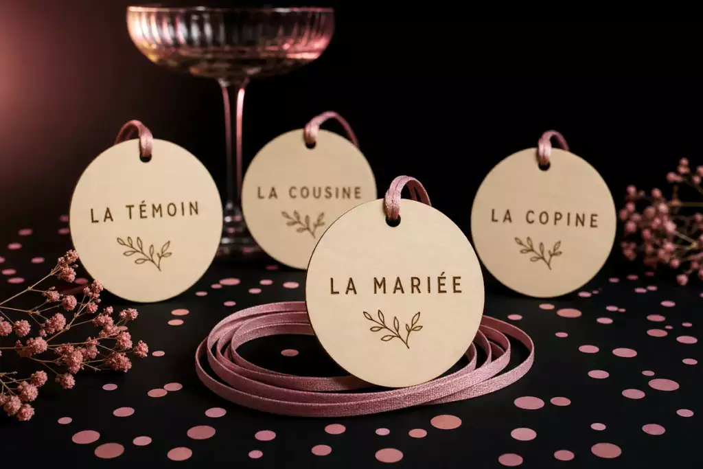 Médaillons en bois gravés La mariée, La témoin, La cousine et La copine, sur cordons roses