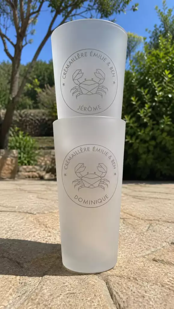 Gobelets personnalisés gravés avec les prénoms des invités d'une crémaillère
