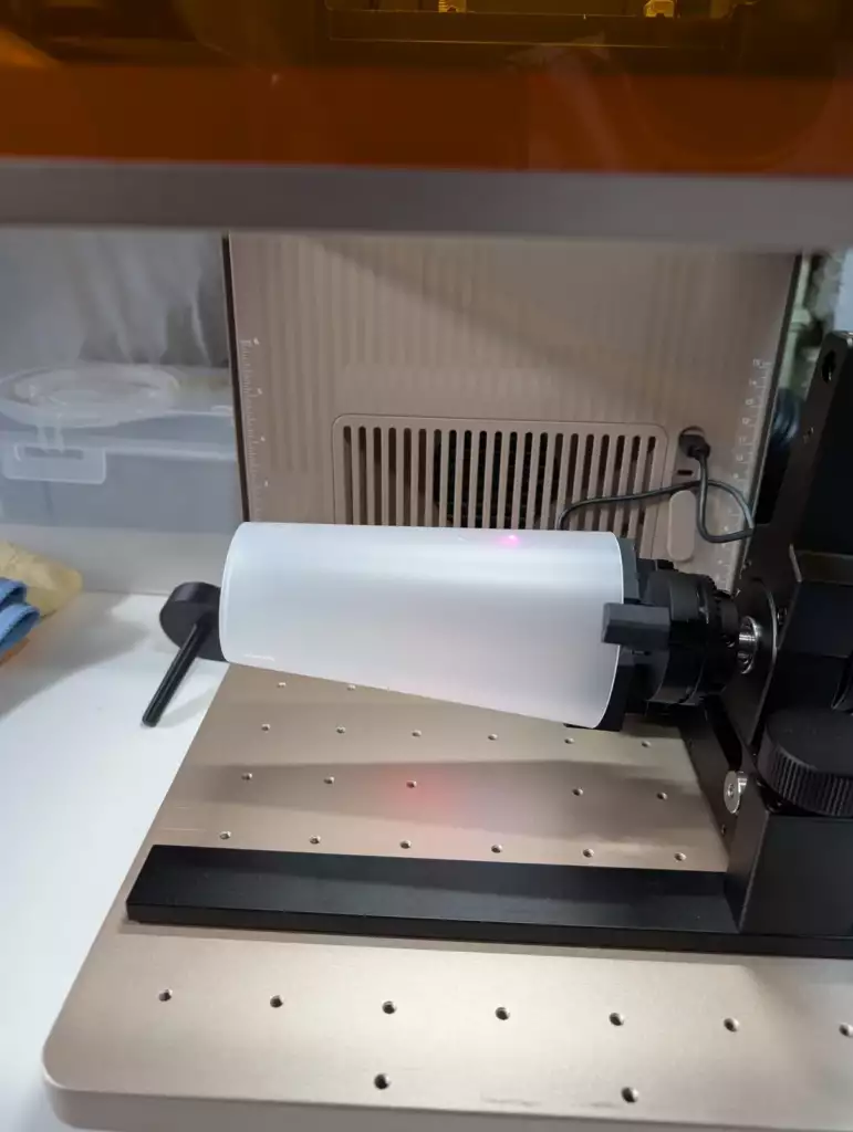 Gravure laser d'un gobelet personnalisé dans l'atelier Trevia Lab