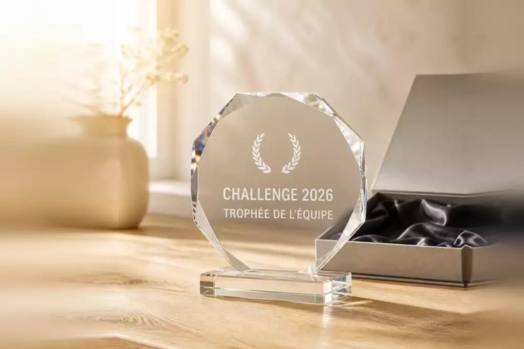 Trophée d'entreprise en verre octogonal gravé, livré en coffret, fabriqué par Trevia Lab