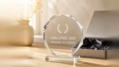 Trophée d'entreprise en verre octogonal gravé, livré en coffret, fabriqué par Trevia Lab