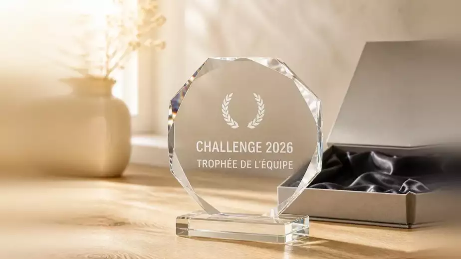 Trophée d'entreprise en verre octogonal gravé, livré en coffret, fabriqué par Trevia Lab