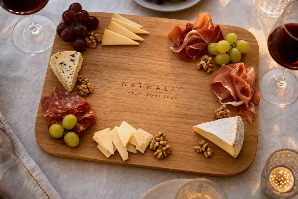 Planche à servir en chêne gravée d'un prénom et d'un message, garnie de fromage, de charcuterie et de fruits