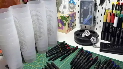 Série de 28 gobelets réutilisables gravés et 28 stylos personnalisés réalisés pour une crémaillère
