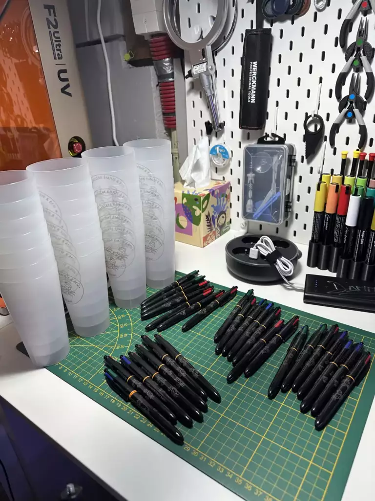 Série de 28 gobelets réutilisables gravés et 28 stylos personnalisés réalisés pour une crémaillère